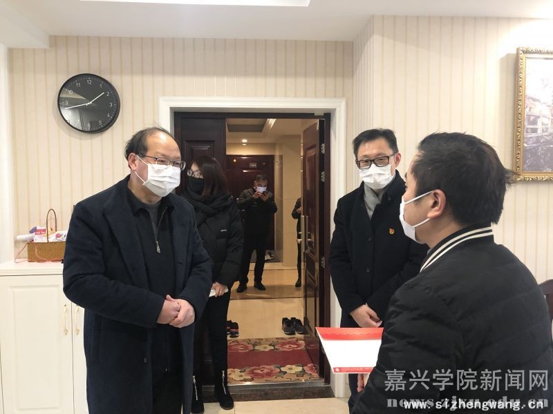 嘉兴学院党委书记黄文秀(左一)慰问