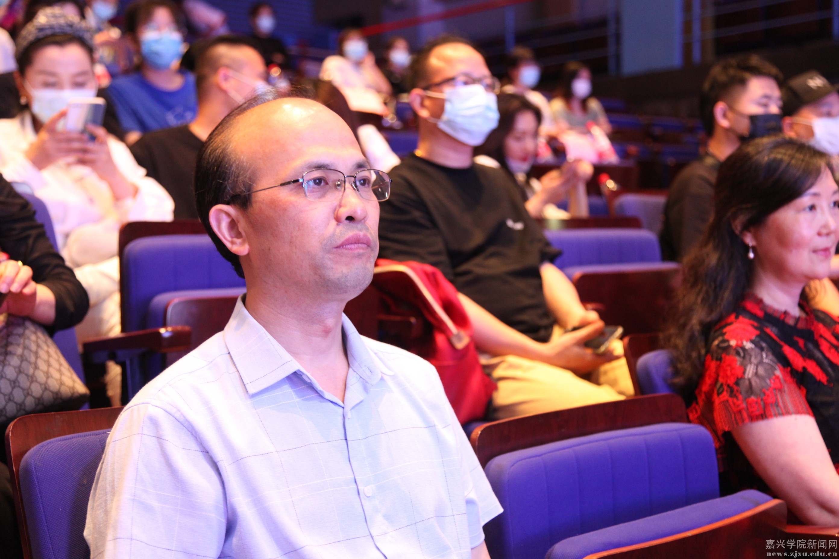 促进专业人才就业 推动时尚产业发展 嘉兴市首届“五彩杯”高校优秀设计作品展演活动开幕