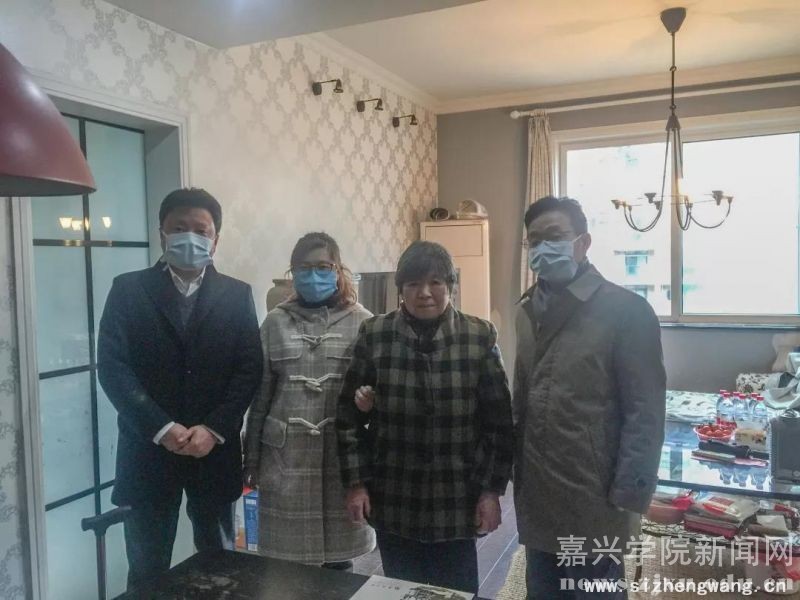 嘉兴学院校长卢新波慰问(右一)