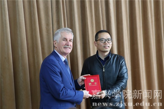 生物与化学工程学院院长周宏伟向Vladimir Potkin院士颁发聘书.JPG