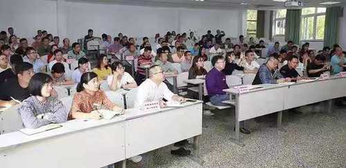 南湖之畔讲红船 初心之地悟初心