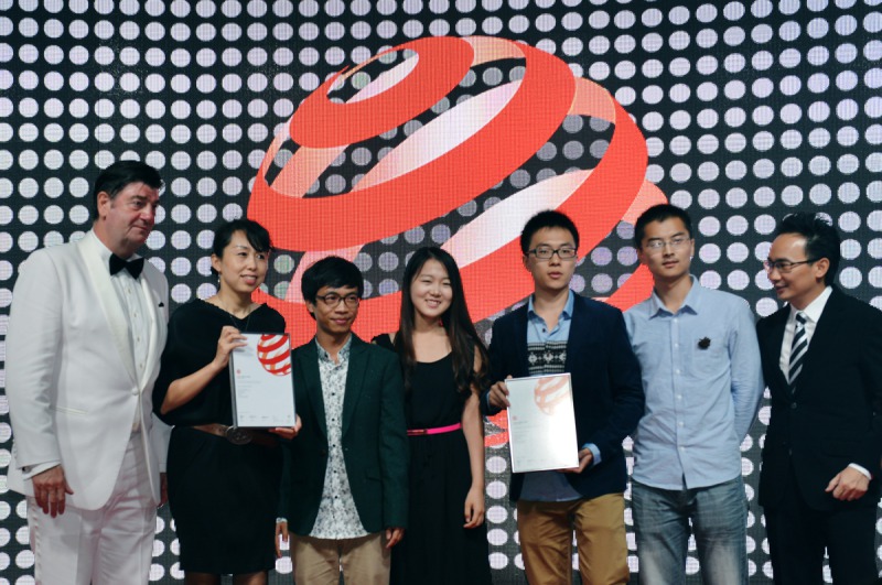 陈虹老师带领获奖学生团队领取红点设计概念大奖